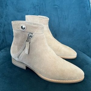 Aquatalia Women’s Suede Ecru Ankle Boots size 7